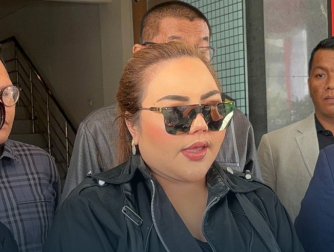 Lisa Mariana usai diperiksa Polda Jabar. [Foto: Istimewa]
